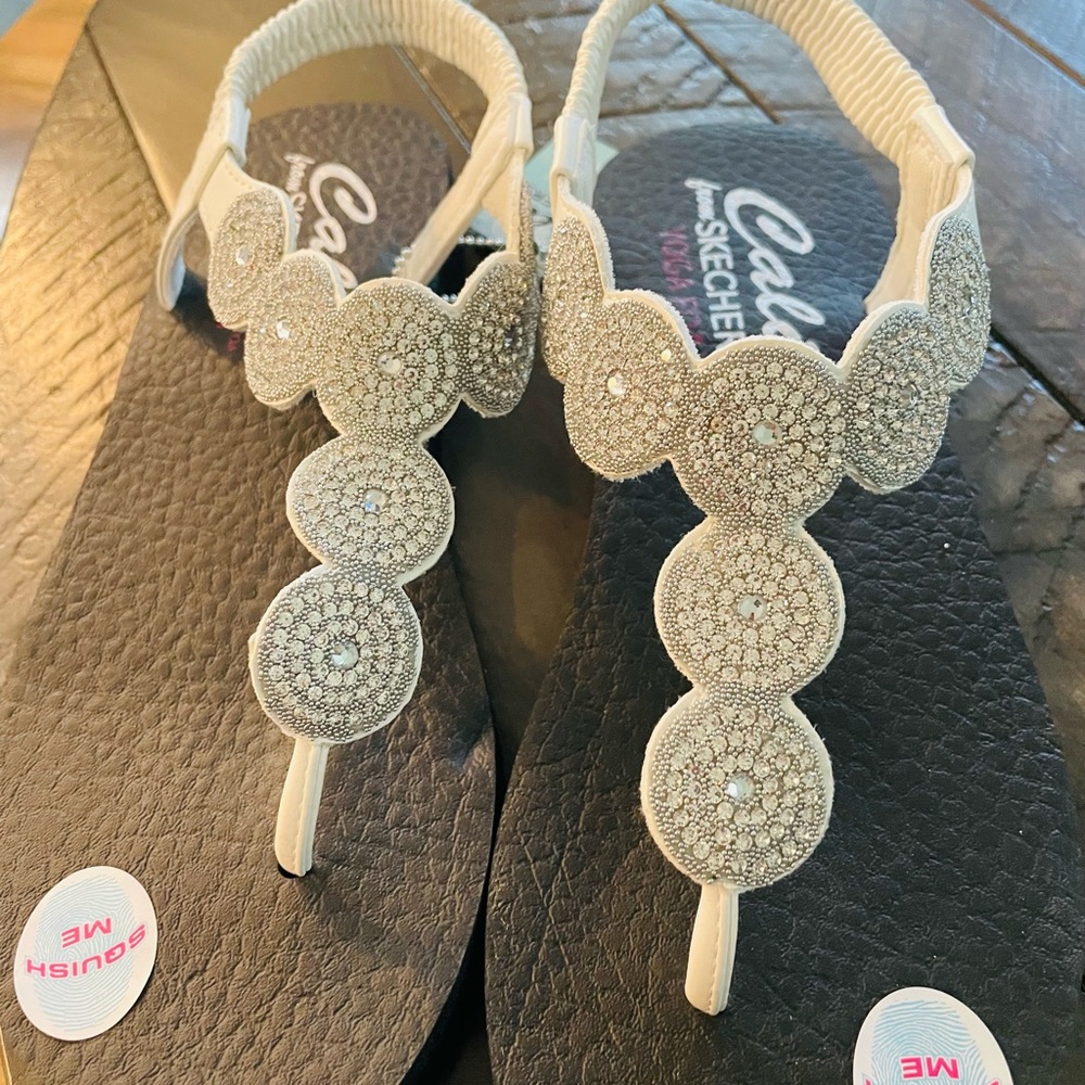 NWT Cali for Skechers Meditation Rhinestone foam thong flip flops.